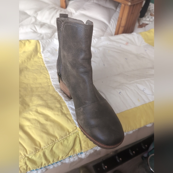 Sorel Dark Brown Ankle Boots 8.5. Excellent Condition Almost New. - Picture 8 of 8